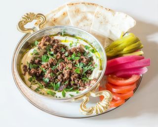 Hummus na talerzu