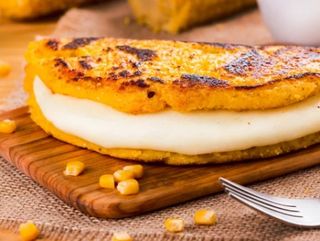 Cachapa com Queijo Natural e Manteiga