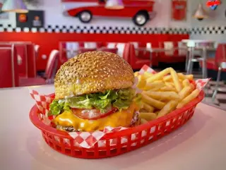 Cheeseburger com Batata Frita e Bebida