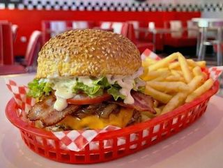 Cheeseburger Especial com Batata Frita e Bebida