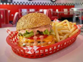Classic Burger com Batata Frita e Bebida