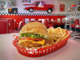 Classic Chicken Crispy com Batata Frita e Bebida