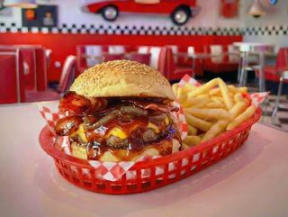 Bacon Cheese com Batata Frita e Bebida 33cl