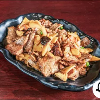 Carne de Vaca com Cogumelos e Bambu