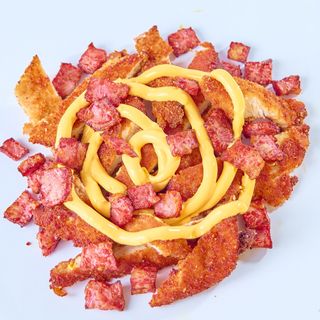 Tiras de Frango Empanadas com Bacon e Cheddar