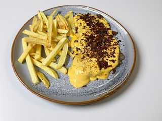 Bife de Lombo de Vaca na Grelha Com Molho Cheddar e Bacon