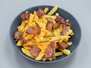 Batata Frita com Bacon e Molho Cheddar