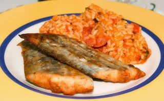 Joaquinzinho frito com arroz de tomate