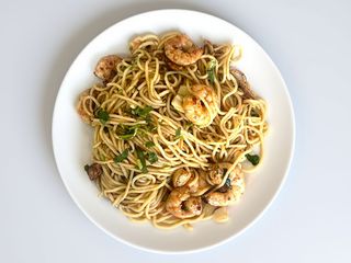 Linguini com gambas, azeite, alho e manjericão.