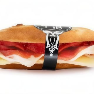 68. Presunto Gran Reserva, pimento vermelho e queijo maturado