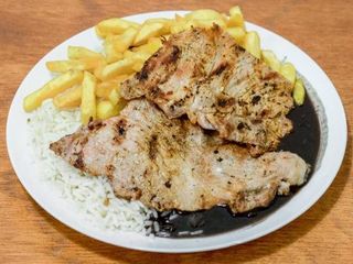 Febras de Porco Grelhado com Batata, Arroz e Salada