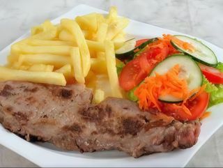 Escalopes de Vitela Grelhado com Batata, Arroz e Salada