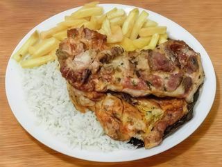 Costeleta de Porco Grelhado com Batata, Arroz e Salada