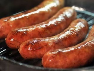 Salsichas Frescas Grelhadas com Batata Frita, Arroz e Salada