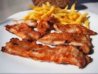 Secretos de Porco Grelhado com Batata Frita, Arroz e Salada