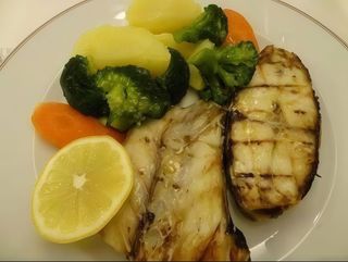 Perca Grelhada com Batata Cozida e Salada