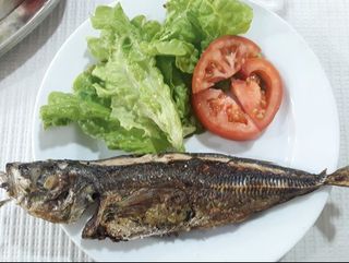 Carapaus Grelhados com Batata Cozida e Salada