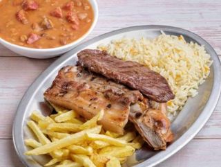 Grelhada Mista com Arroz, Batata Frita e Salada