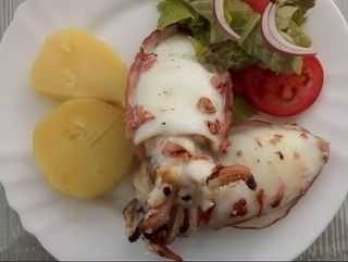 Chocos Grelhados com Batata Cozida e Salada