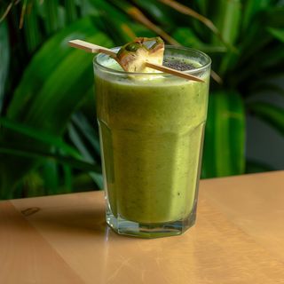 Espinafres, Pepino, Manga, Água de Coco, Gengibre (Detox)
