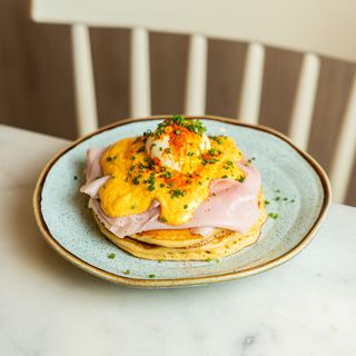 Ovos Benedict na Panqueca