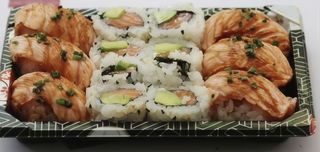 08. Misto de Nigiri Braseado e Uramaki