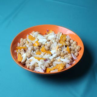 Salada de Bacalhau C/Grão de Bico. Com salada mista.