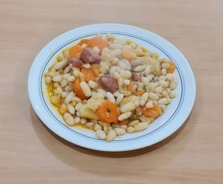 Dobrada com feijão branco, arroz e salada