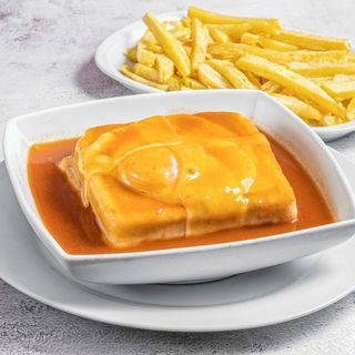 Mini Francesinha com ovo