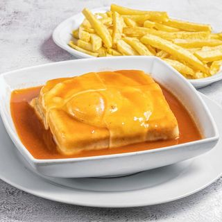 Mini Francesinha Especial Vegetariana com ovo e Batatas