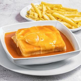 Francesinha Normal com Batatas