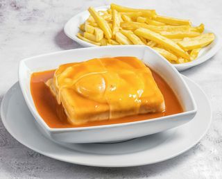 Francesinha Especial Vegetariana com ovo e Batatas