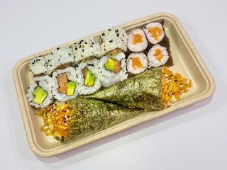 27 -  Sushi misto + Temaki (16 peças)