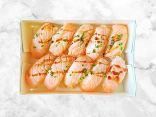 U16. Nigiri Salmão Braseado