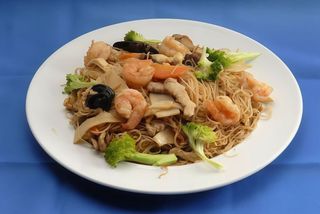 Massa com carne, frango, gambas, vaca