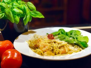 Camarões em espinafres frescos