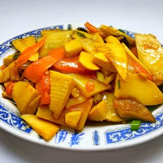 821. Cogumelos com bambu salteado