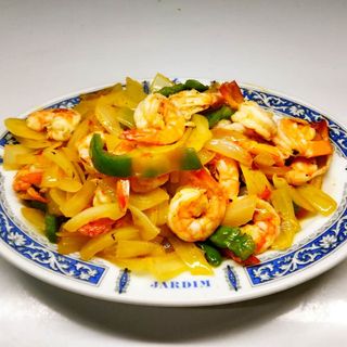 857. Gambas com cebola picante na chapa