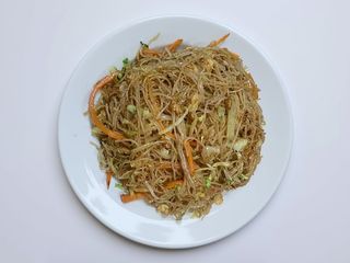 819. Massa de arroz com galinha