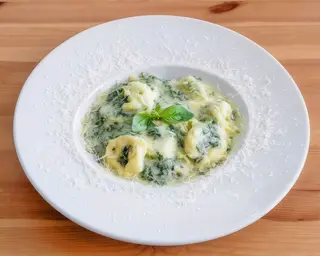 Ravioli Ricotta Espinafres á Crema de Nozes