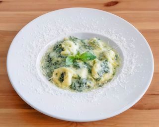 Ravioli Ricotta Espinafres á Crema de Nozes