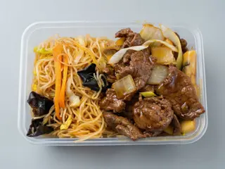 Massa frita com carne de vaca