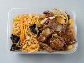 Massa frita com carne de vaca