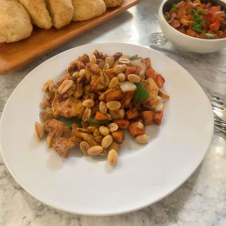 56. Frango Piri Piri com Amendoins