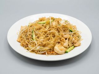 113. Massa de Arroz Salteada três delĺcias