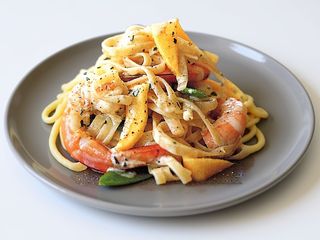 Fetuccini com caril de camarão