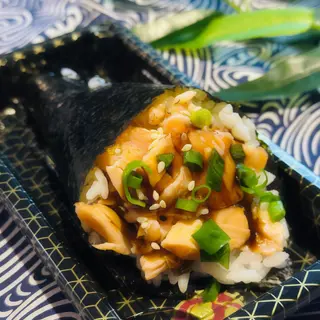 Temaki de Salmão Braseado e queijo Philadelphia 