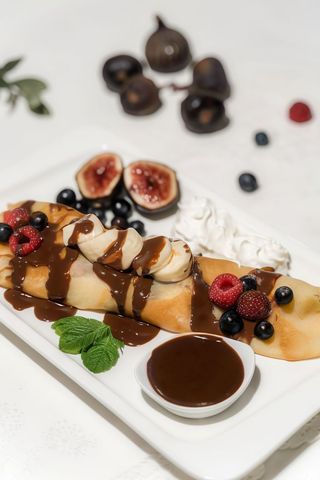 Crepe com Fruta Laminada, Chocolate Quente e Chantilly