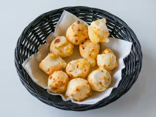 Mini Pão de Queijo