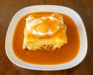 Francesinha com Ovo + Batata